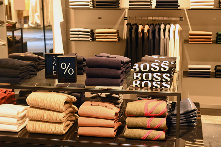 В бутике немецкого бренда одежды Hugo Boss на удивление все куда позитивнее. Несмотря на то, что Германия едва ли не решительнее всех вводит антироссийские санкции, здесь продают VIP-одежду по старому курсу