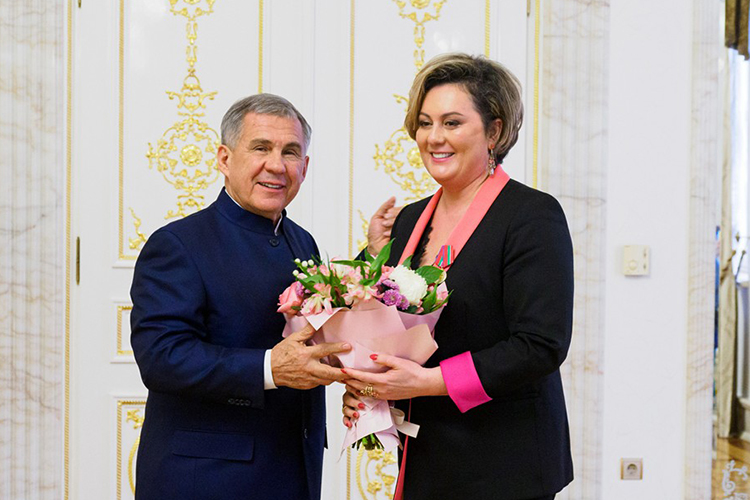 Медаль «100 лет образования ТАССР» получила директор многофункционального центра в РТ Ленара Музафарова