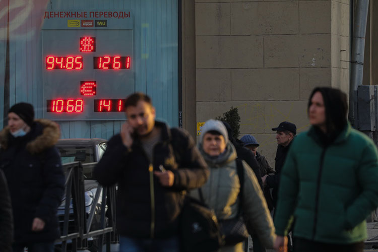 ЦБ отменил все торги на Мосбирже с 5 по 8 марта, впрочем, биржа и так пятый день не ведет торгов на фондовом рынке. Сегодня она еще установила запрет коротких продаж по евро на валютном и фондовом рынках