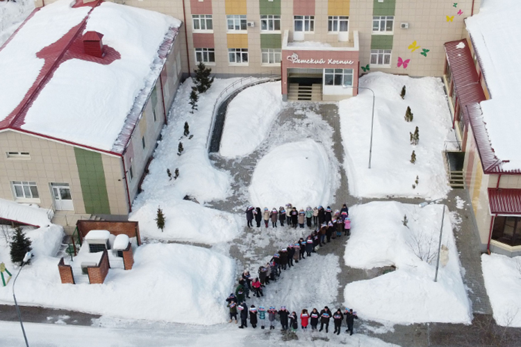 Фотографию людей, выстроившихся в форме буквы «Z» во дворе Казанского хосписа, опубликовали накануне утром на сайте фонда имени Анжелы Вавиловой