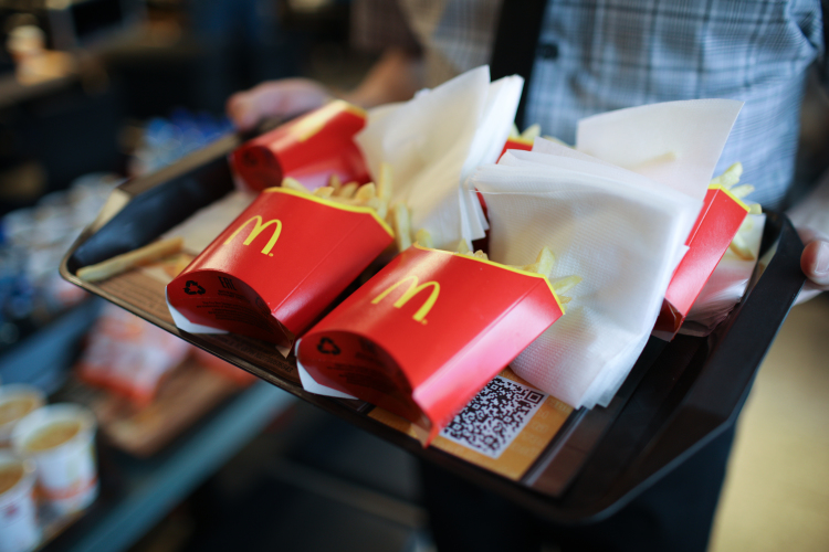 McDonald`s временно закроет все свои рестораны в России и приостановит деятельность сети. Поводом для такого решения стал «конфликт на Украине» и «гуманитарный кризис в Европе»