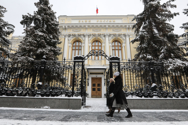 «Кремлевский мамковед» считает, что Банк России частично компенсировал дефицит валюты за счет населения
