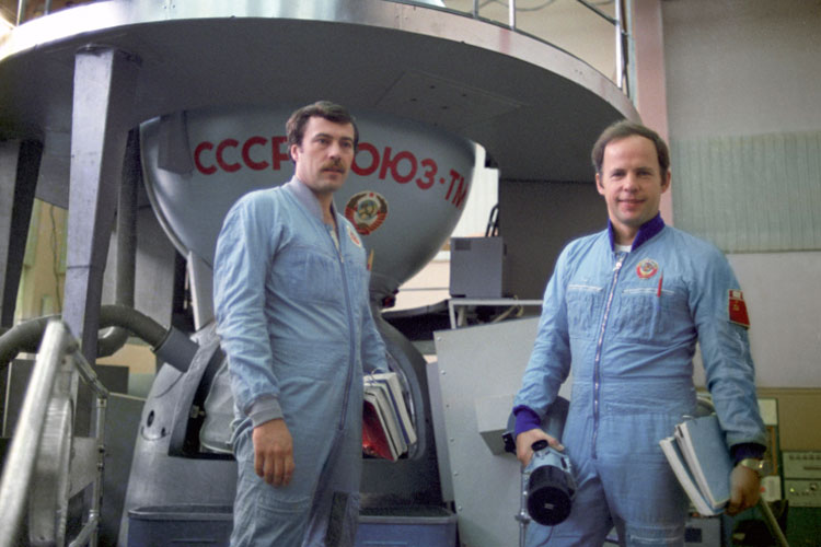 Герой Советского Союза Александр Баландин (слева): «Космонавты будут гордиться, что такой самолет носит имя их коллеги»