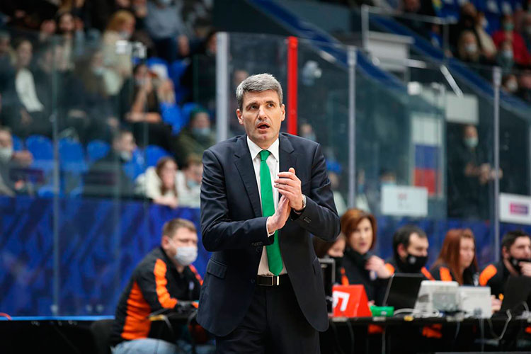 Главный тренер УНИКСа Велимир Перасович и Хезонья отметились техническими фолами за открытое недовольство судейством.