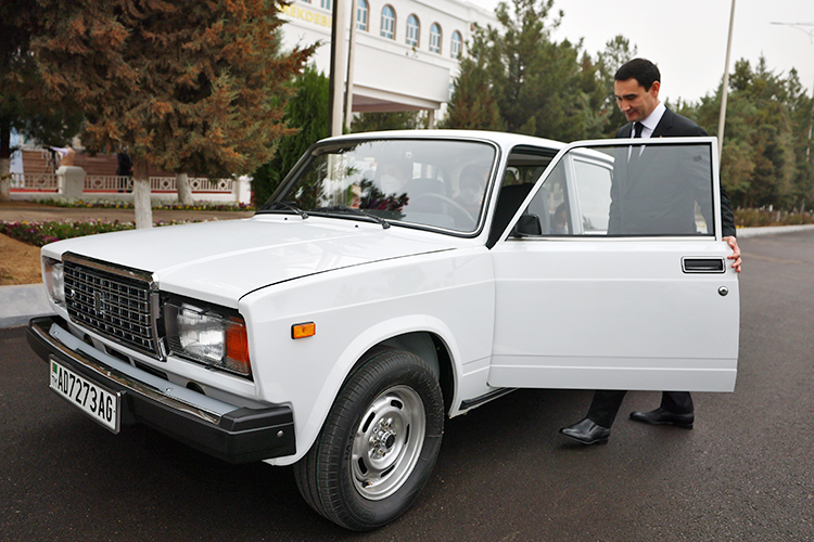 На избирательный участок вместе с семьей Сердар Бердымухаметов приехал за рулем белого ВАЗ 2107, принадлежащего еще его деду