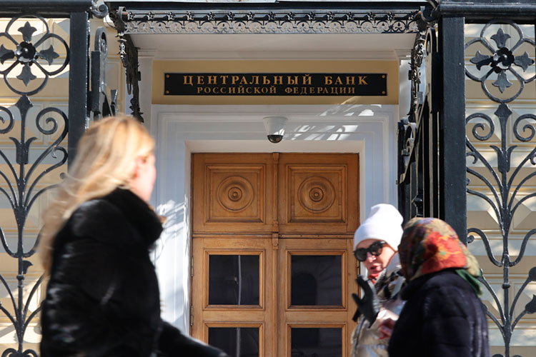 «В течение текущего года банковская система будет на плаву, но в ней будет копиться скрытый дефицит капитала, на который Центральный банк просто не будет обращать внимания»