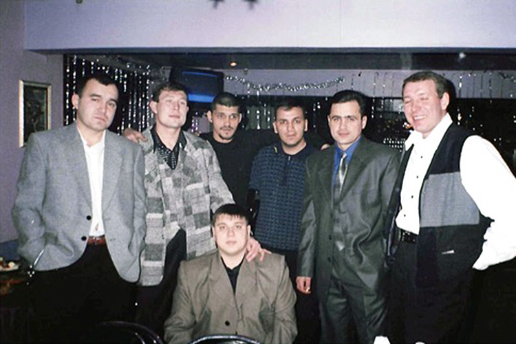 В середине 90-х Негр (третий слева) вошел в число лидеров ОПГ, в это время он, по информации оперативников БОП, возглавлял «Даниловскую» бригаду