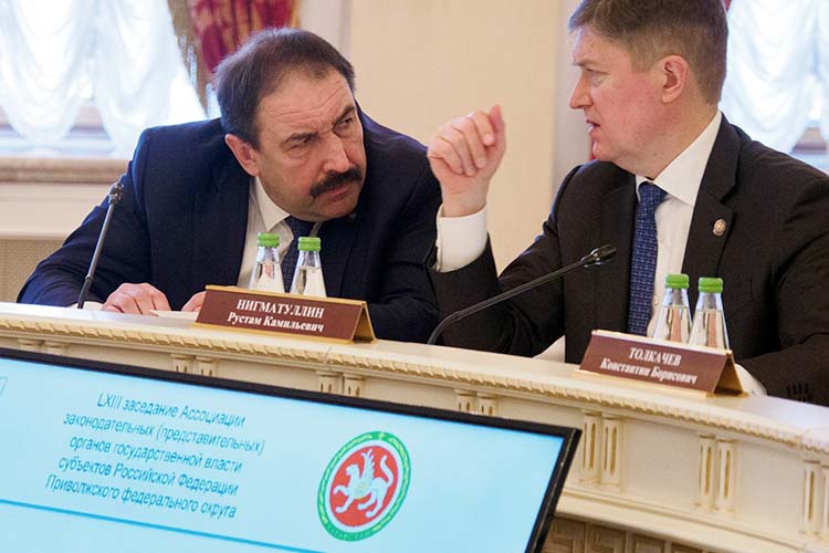 «Санкции не только трудности, но и возможности»: 14 регионов обсудили в Казани, как спасать страну