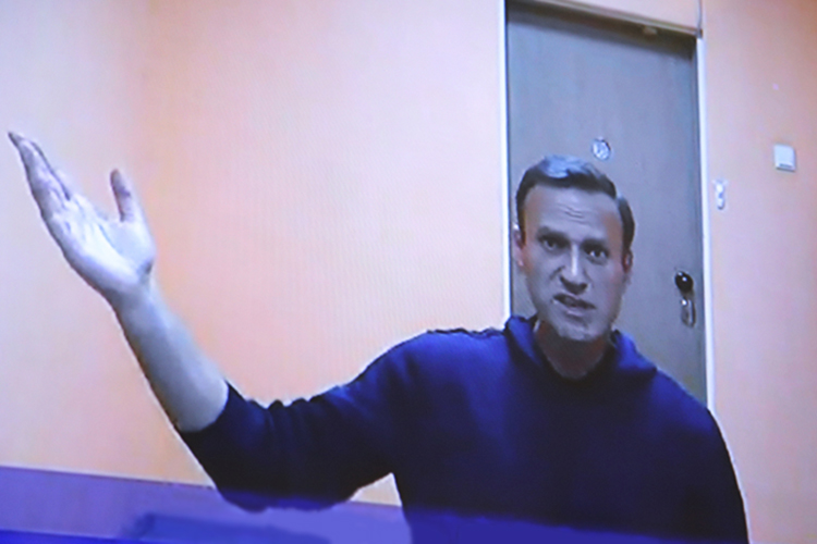Сегодня Лефортовский суд Москвы приговорил оппозиционера Алексея Навального к 9 годам колонии строгого режима по делу о мошенничестве и оскорблении судьи.  В зал прессу не пустили — только в комнату трансляций