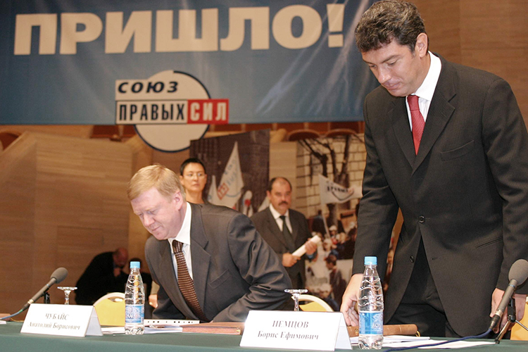 В начале 2000-х Чубайс стал сопредседателем политической партии «Союз правых сил», в которую вошли Борис Немцов (справа), Ирина Хакамада, Егор Гайдар и другие