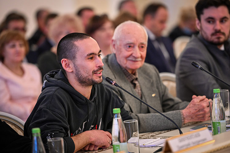 Хореограф и танцовщик Нурбек Батулла (слева) выступил в поддержку независимых театров, поскольку будущее татарского театра видит в рамках современного независимого искусства