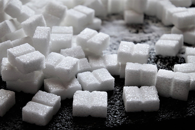 Сладкий порошок производят из сахарной свеклы, которая растет на нашей земле. Казалось бы, причем тут заграничные поставки? Но российские свекловоды, как выяснилось, зависят от поставок  из-за границы вплоть до 60%