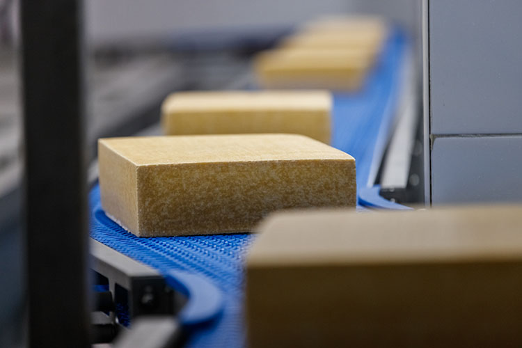 Высокопроизводительная линия позволяет изготавливать до 38 тонн сыра в сутки — как полутвердых, так и твердых разновидностей