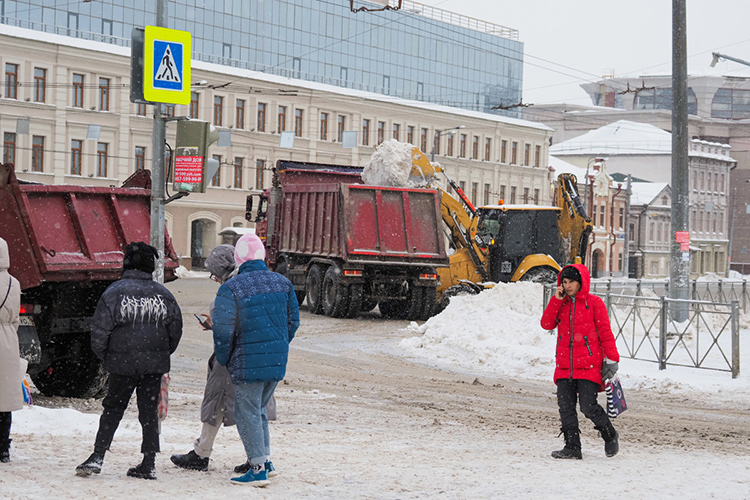 С декабря по март Казань приняла 176 мм осадков, что на 77% выше нормы. С улиц вывезли 1,1 млн т снега или 130 тыс. «КАМАЗов» — 60% отправили на «снегоплавилки», а 40% сгрузили на временных площадках