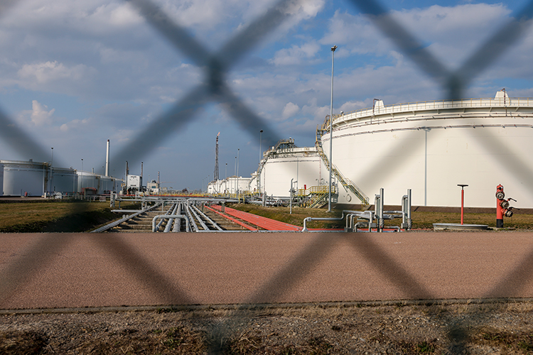 Нефтеперерабатывающий завод Total сейчас перерабатывает 12 млн т. сырой нефти из России в год для производства бензина и дизельного топлива, а также основных химических продуктов
