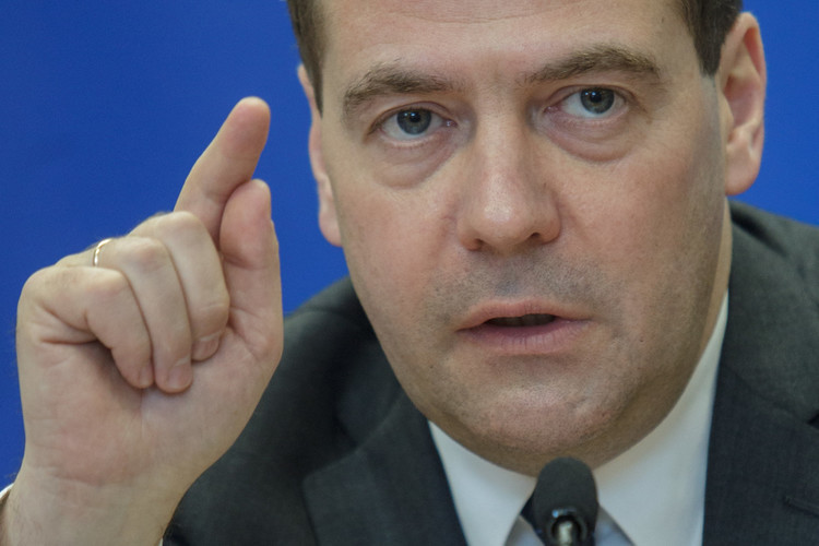 Полный отказ от доллара и евро «не выглядит такой уж фантастической перспективой», указал Медведев и отметил, что мировая финансовая система точно не останется прежней