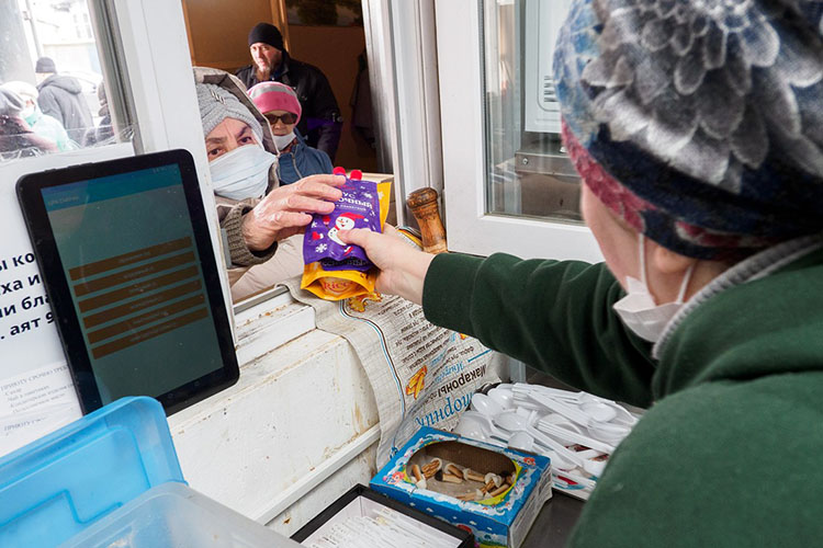 Как КЖК подарил тонну продуктов питания малоимущим казанцам