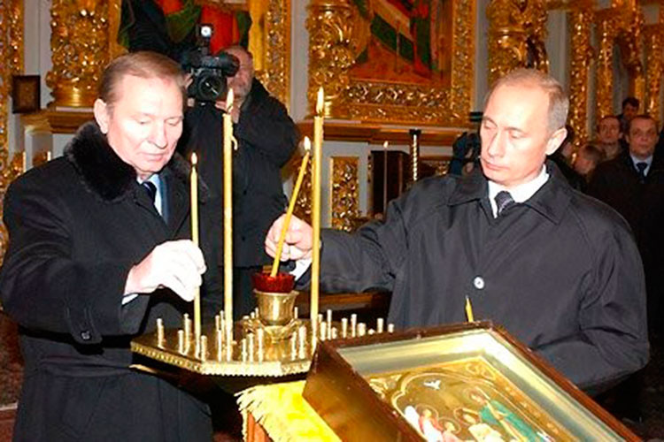 Уже давно Украина — ключевой элемент в антизападной риторике Путина. (На фото Владимир Путин и Леонид Кучма, 2004 год)