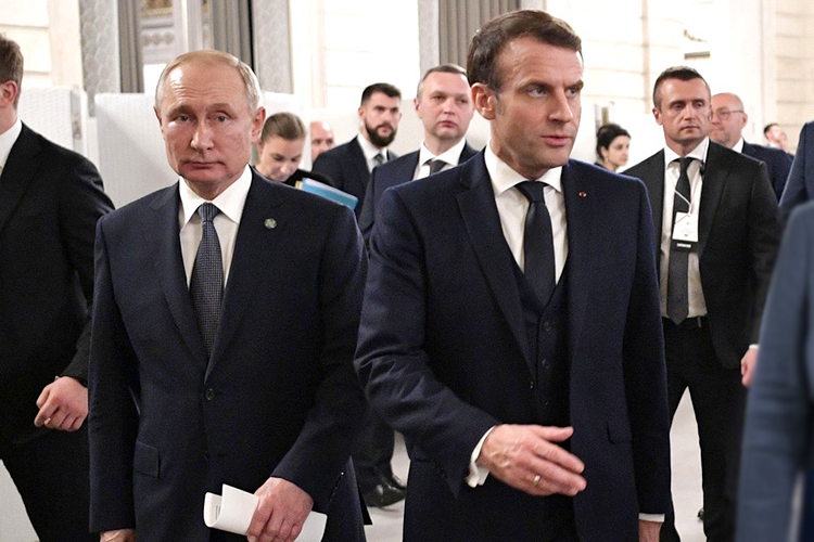 В последние пару дней с Путиным (слева) газовую ситуацию обсудили европейские лидеры. Так, например, 29 марта состоялся телефонный разговор с лидером Франции Эмманюэлем Макроном (справа), а накануне — с председателем совета министров Италии Марио Драги