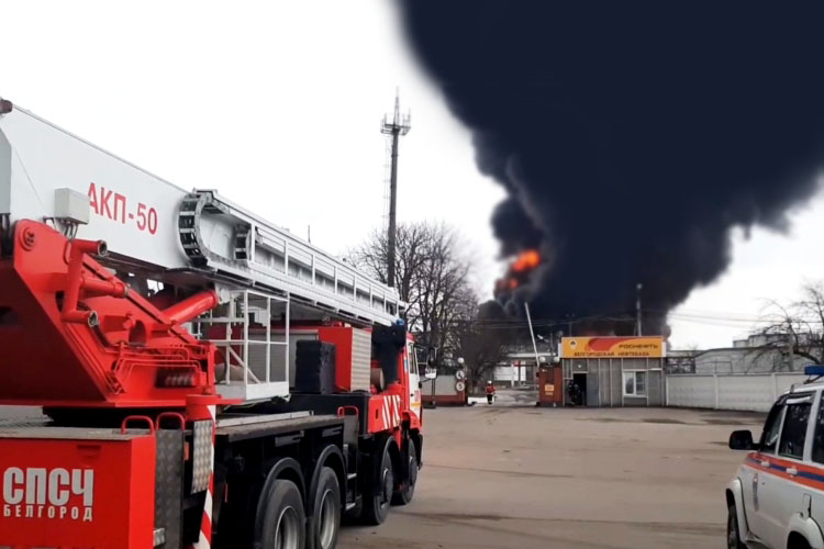 ВС Украины нанесли авиаудар по нефтебазе в Белгороде, после чего вспыхнул пожар. В ликвидации возгорания задействовано порядка 170 человек и 50 единиц техники