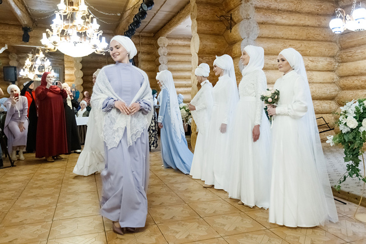 Альбина Фазлыева, известная как автор бренда платьев для мусульманского бракосочетания, провела дефиле, где были  продемонстрированы мусульманские модели женской одежды