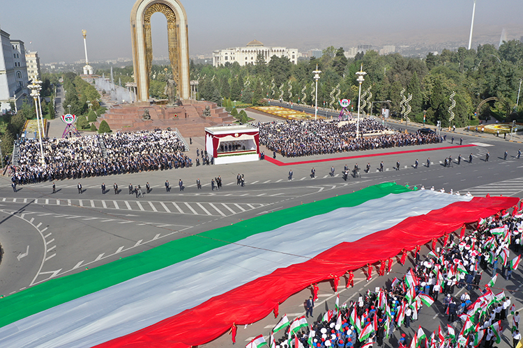 На власть в Душанбе зарятся представители других, не менее мощных, чем кулябский, кланов — ходжентского, гиссарского и др