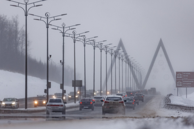 По данным сервиса «Яндекс.Пробки», снегопад ускорил вечерние заторы. Так, на 17.30 сервис уже показывал 7-балльные пробки и несколько ДТП