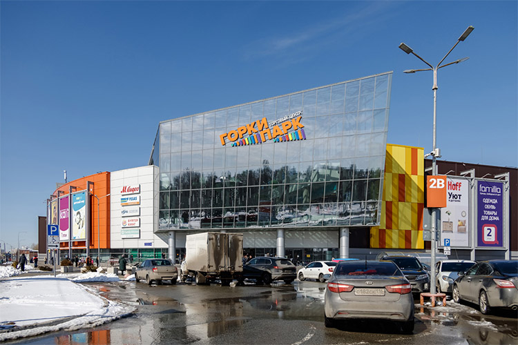 Открывшийся в 2016 году ТЦ «ГоркиПарк» стал своего рода торговым дебютом для семьи Гильфановых, тесно связанная с «Унистроем», и весьма успешным