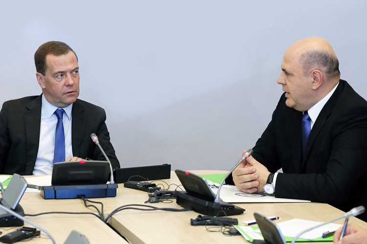 В новый список с персональными санкциями (заморозка активов в США и запрет на въезд в страну) вошли Дмитрий Медведев и Михаил Мишустин (справа)