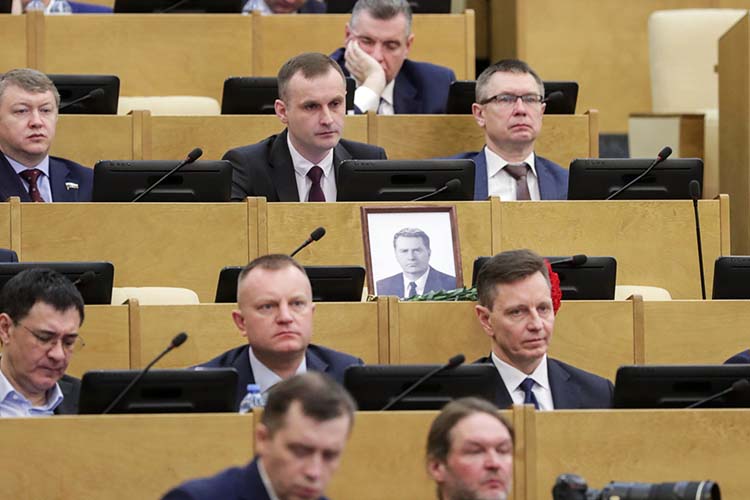 Сегодняшнее заседание Госдумы  планировали перенести в связи со смертью лидера ЛДПР Владимира Жириновского, но отказались от этой идеи — поскольку усопший это бы не одобрил