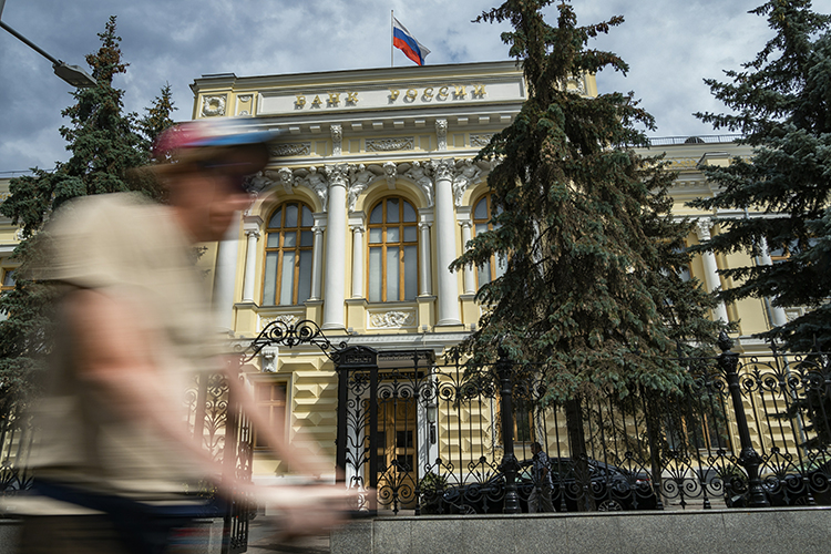 В пятницу совет директоров Банка России принял решение снизить ключевую ставку с исторического максимума в 20% до 17% годовых. Новая ставка начнет действовать в ближайший понедельник