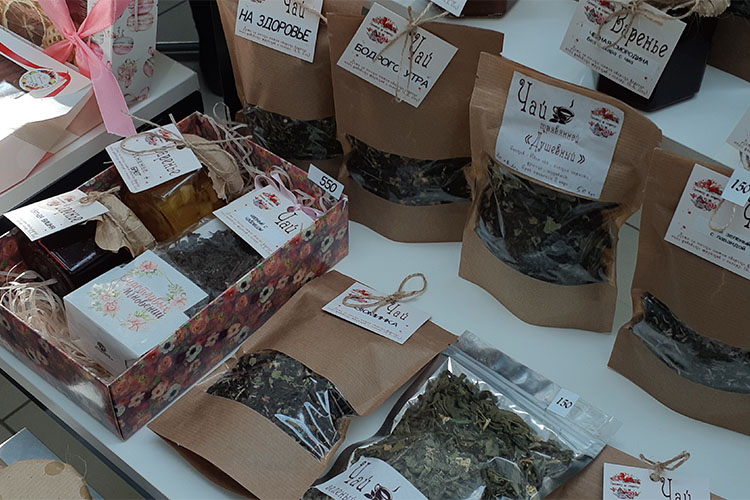 Предпринимательница делает травяные сборы и чаи: черный чай заказывает, к нему сушит и ферментирует ягоды и травы