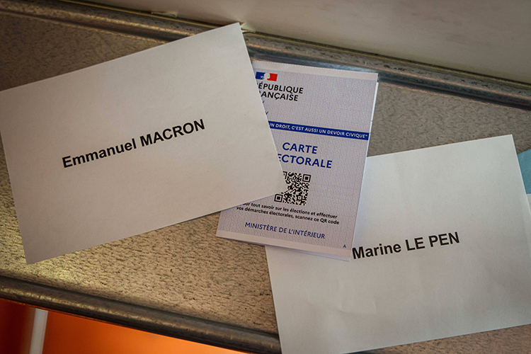 Всего на пост президента Франции претендовали 12 кандидатов. Так что 40% французов, не поддержавших ни Макрона, ни Ле Пен, придется идти на компромисс