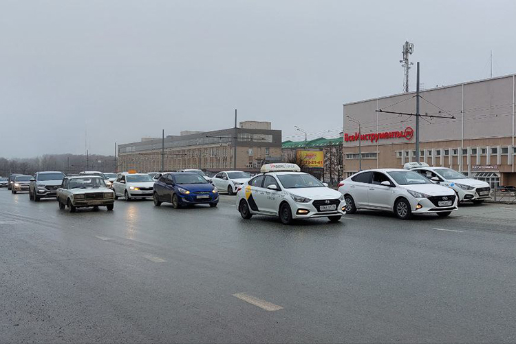 «Яндекс.Такси» работает в городах в обычном режиме, а водители выходят на линию и выполняют заказы, прокомментировала митинги Forbes пресс-служба сервиса