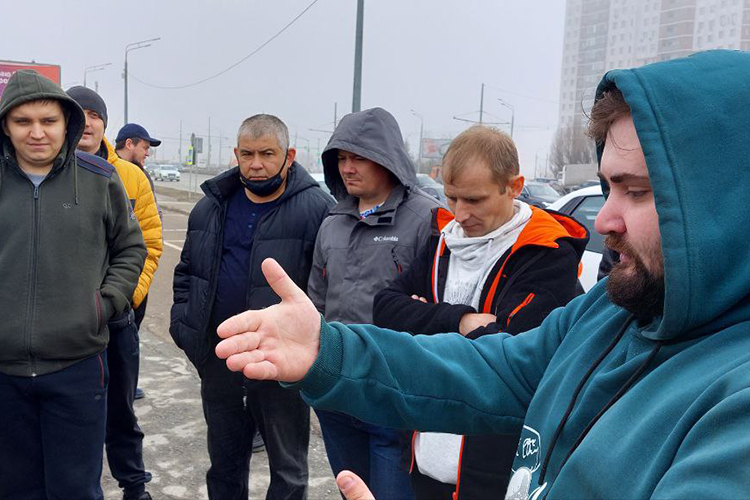 «Выставил машину на продажу. Все, я ее не тяну»: таксисты Казани объявили «Яндекс.Такси» забастовку
