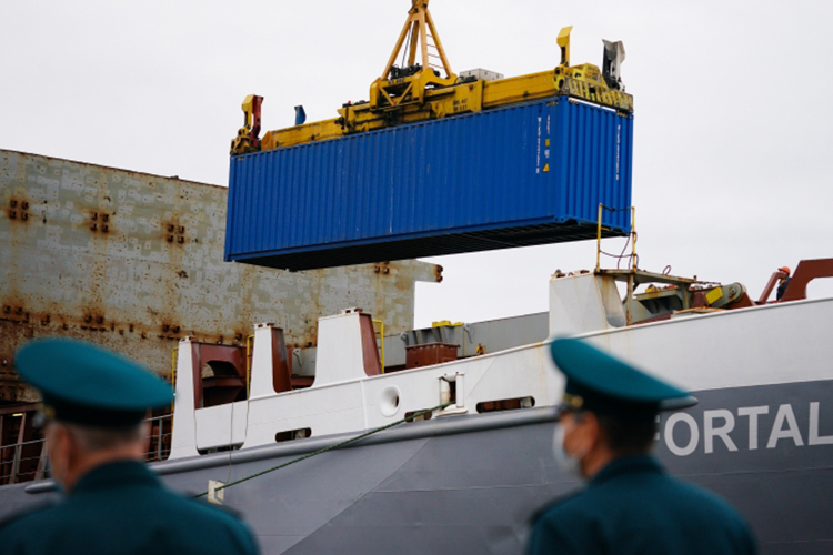 Частично грузопоток переместится в другие российские морские порты, но быстро сделать это не получится. Так, порт Владивостока сможет взять на себя от силы одну пятую часть перераспределившегося трафика