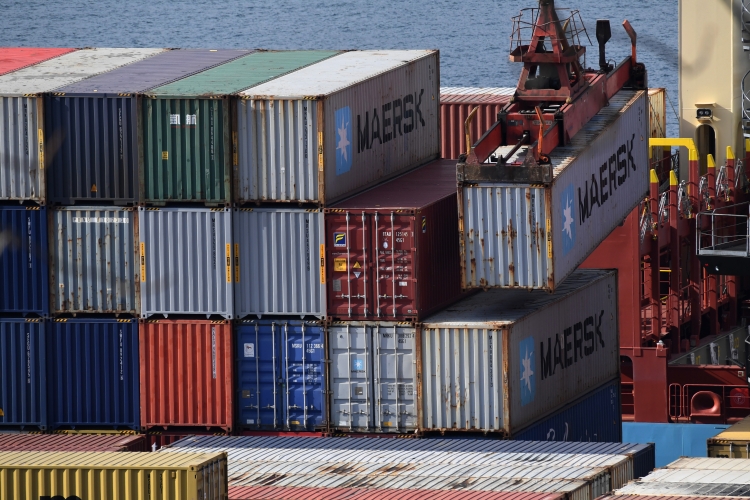 В крупнейших в Европе грузовых портах Антверпена и Роттердама скопились контейнеры, которые шли в Россию
