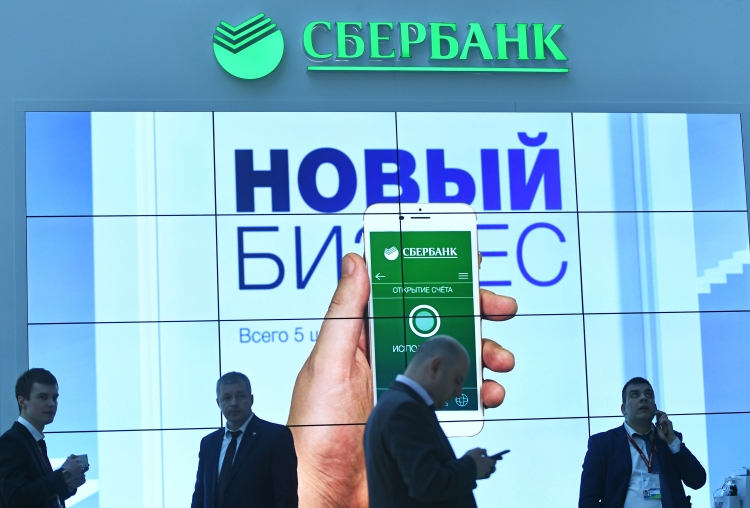 Мобильное приложение Сбербанка и его обновления из-за санкций теперь недоступны для скачивания не только App Store, но в Google Play