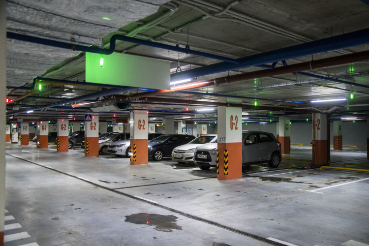 Самым популярным из всех четырех уровней подземной парковки был первый. На втором и четвертом этажах было всего пару десятков машин, а третий этаж оказался практически пустым