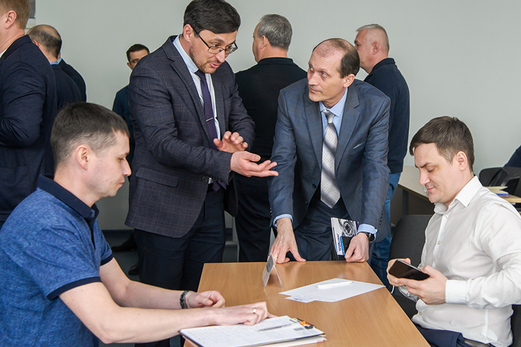 Переговоры велись в пяти аудиториях инжинирингового центра НЧИ КФУ, три из которых, что характерно, занял КАМАЗ