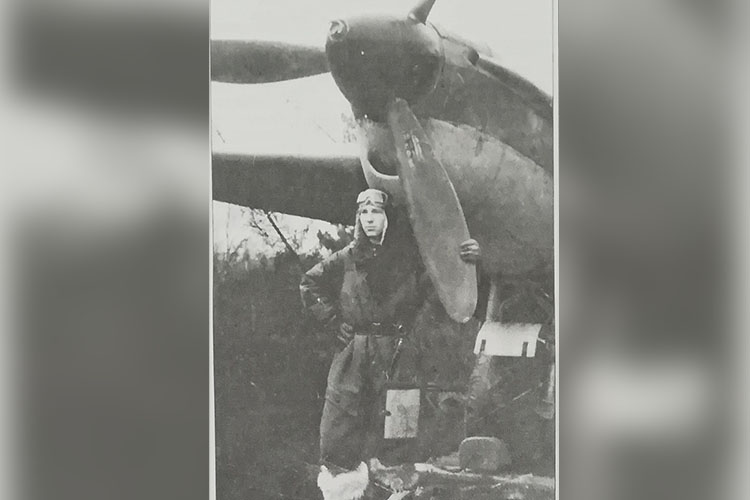 Военный летчик Юрий Белостоцкий перед вылетом на боевое задание