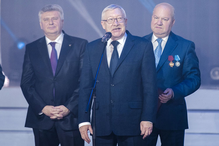 На 7% снизились доходы Олега Морозова (в центре), заработавшего 6,6 млн рублей