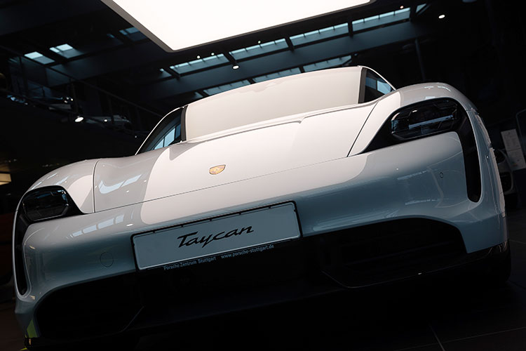 Настоящий прорыв, который-то и удержал уровень общих продажи Porsche в РТ, сделал электрический Taycan