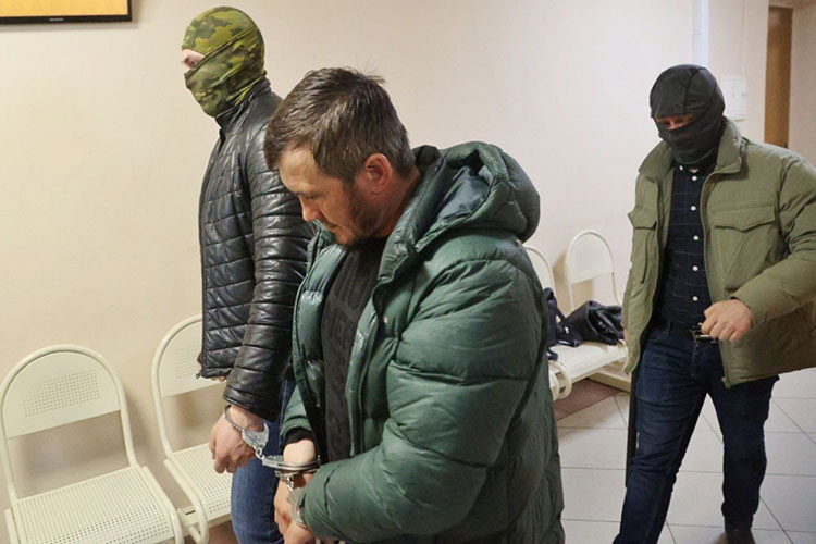 Следственный комитет требует арестовать задержанных татарстанцев, обвиняемых в нападении на роту Псковской дивизии ВДВ во время Второй Чеченской кампании. Сегодня обвиняемым избирают меру пресечения