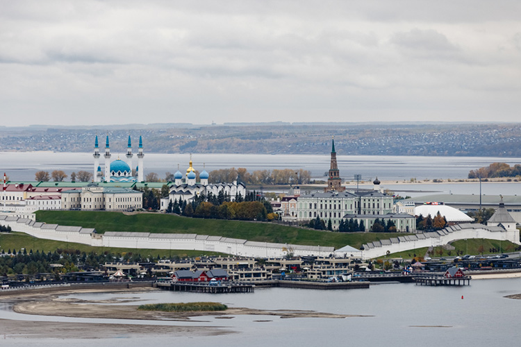 «Столица РТ долго и внимательно реконструировала территорию Кремля и вокруг него. Соборная мечеть должна буквально прилепиться к этой сложной и своеобразной картине»
