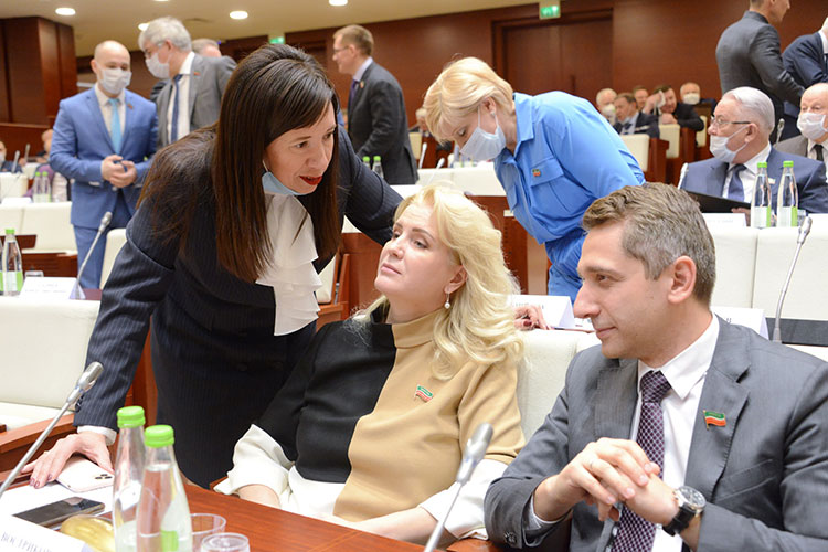 Депутат Алсу Набиева (слева) отдала должное кабмину за качественную работу, которую видит каждый житель