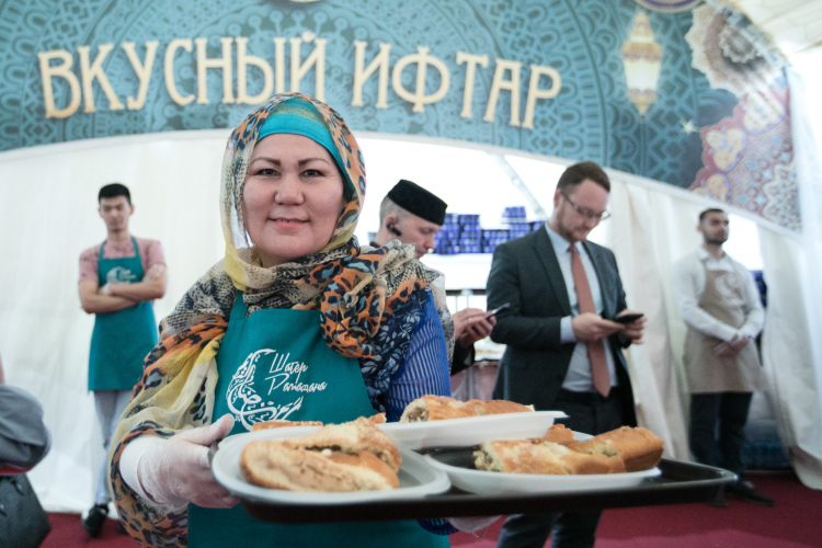 В Татарстане, например, этот месяц проходит под девизом «Рамазан — месяц добрых дел». В данном контексте мы наблюдаем сдвиг в формате проведения ифтаров
