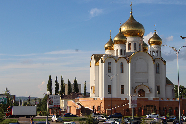 Казанский собор (12) в Альметьевске входит в число самых больших в Поволжье. Построенный за счет «Татнефти» и сданный в 2007 году, он стал кафедральным Альметьевской епархии