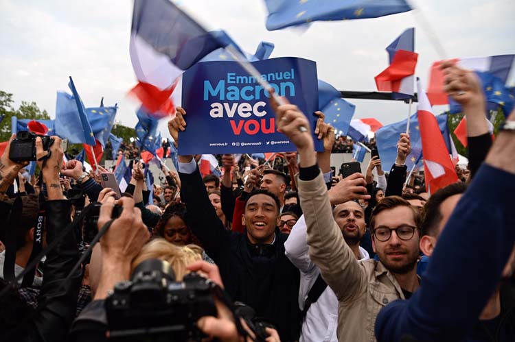 Макрон во втором туре выборов набирает 58,55% голосов, его соперница, лидер крайне правой партии «Национальное объединение» Марин Ле Пен, — 41,45%