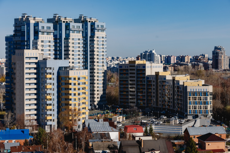 К середине апреля застройщики продали квартир на 1 млрд рублей. Это только пятая часть от достижений апреля 2021 года, когда квартир продали на 4,7 млрд. По итогам этого месяца строительные компании недосчитаются 2,7-3 млрд рублей в сравнении с апрелем прошлого года